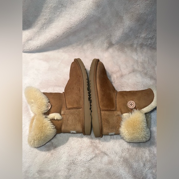 Ugg Bailey Button Boots Size 5 - Picture 2 of 7